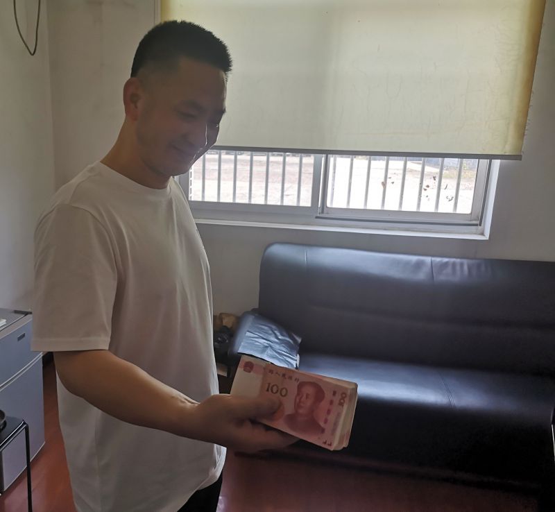 點(diǎn)贊！拾金不昧好的哥 萬(wàn)元現(xiàn)金物歸原主